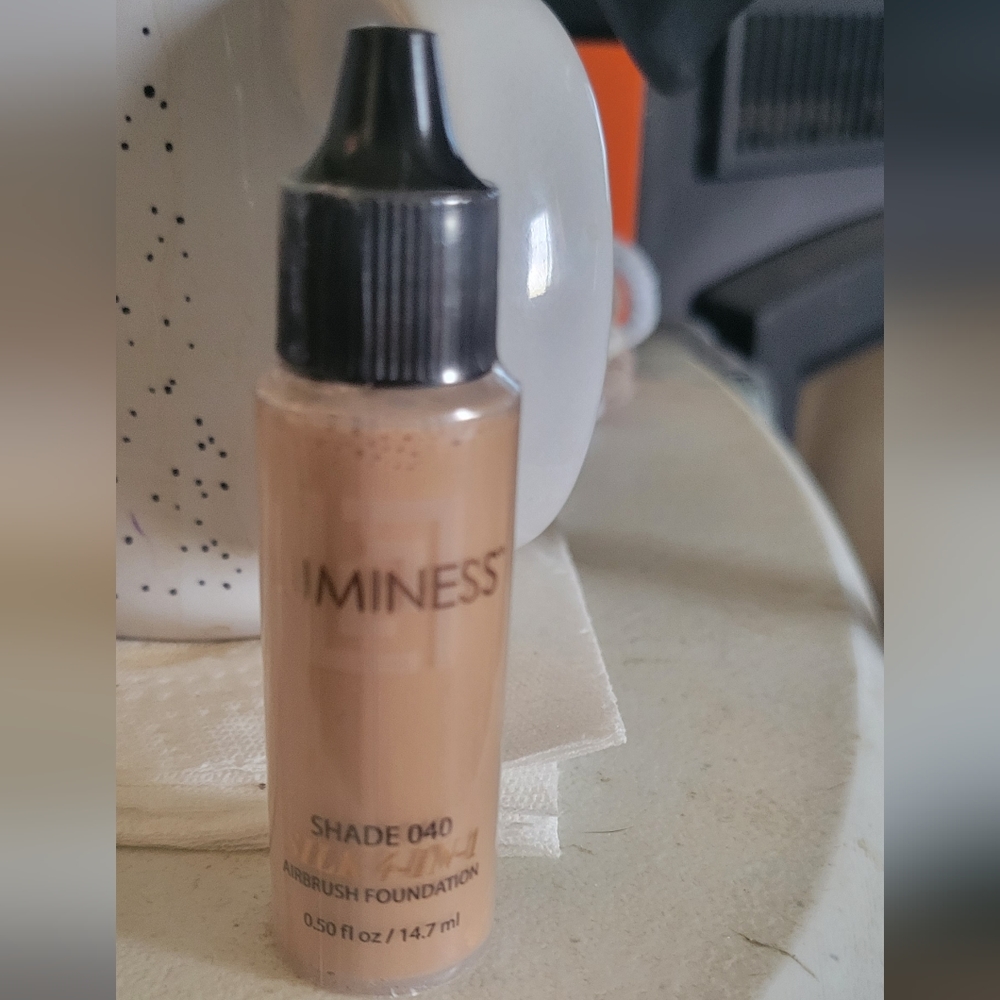Luminess Silk 4 n 1  airbrush foundation. Shade 040
